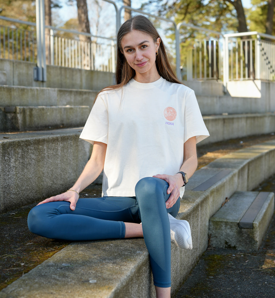 Hoka W HOKA COLLAGE GPX TEE Alabaster