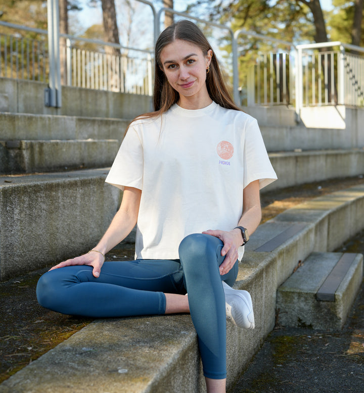 Hoka W HOKA COLLAGE GPX TEE Alabaster