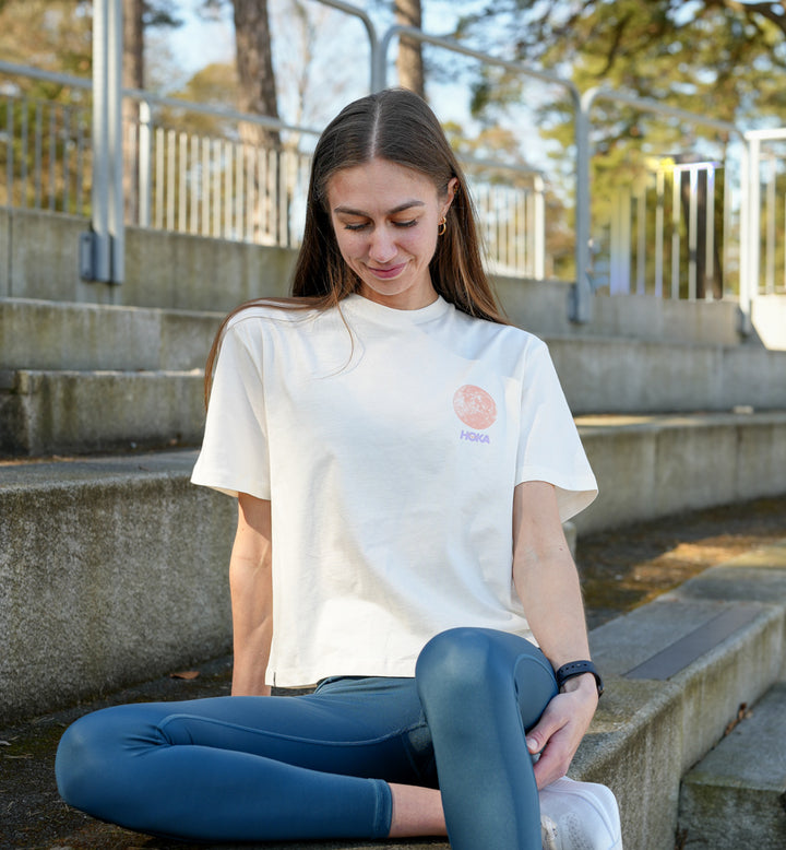 Hoka W HOKA COLLAGE GPX TEE Alabaster