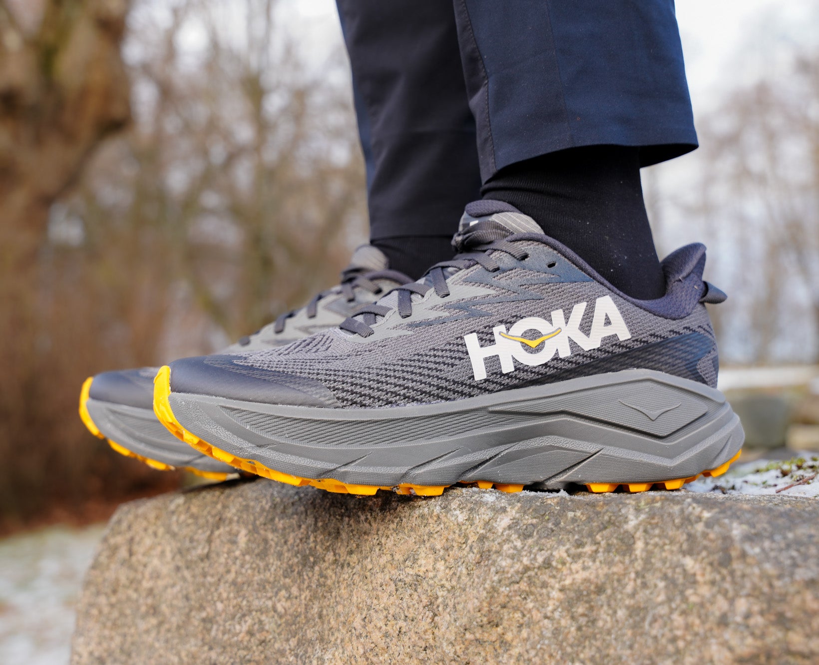Hoka M CHALLENGER 8 GTX Asphalt Grey / Varsity Yellow – Framsport
