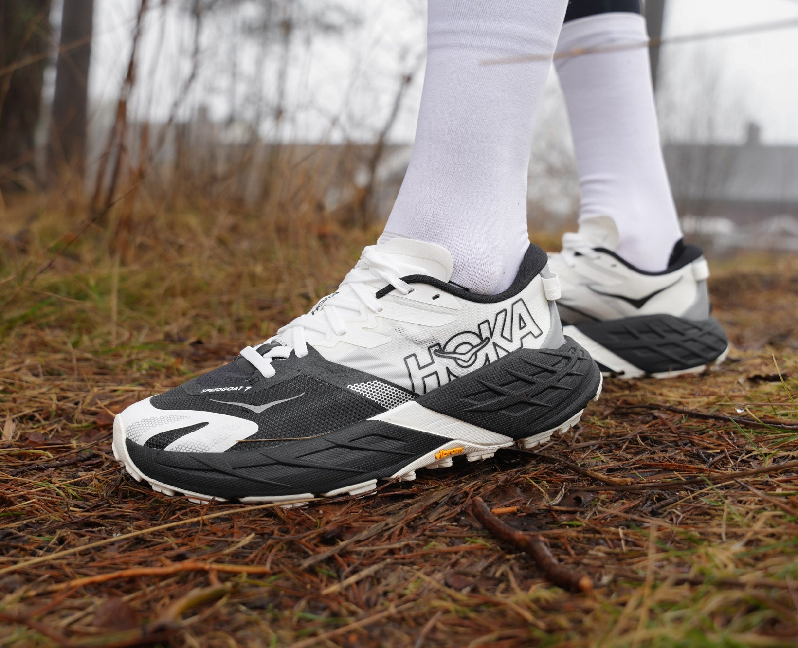 Hoka W SPEEDGOAT 7 Black / White – Framsport